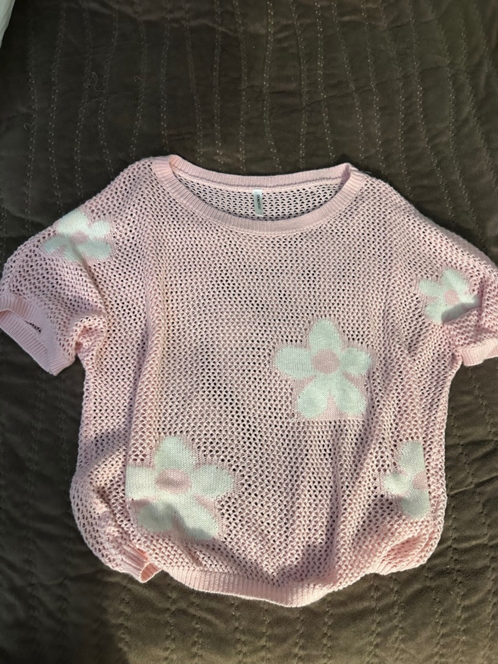Dokotoo Pink Net pullover with white flower design.  Size Small.